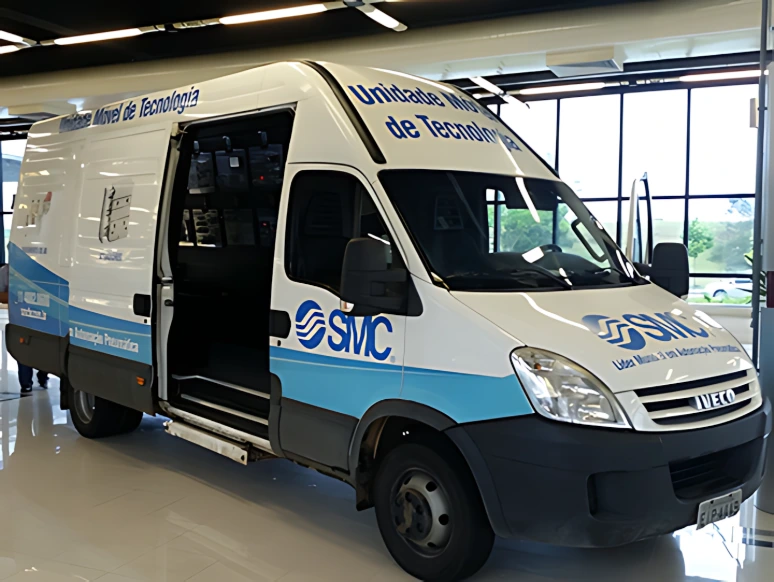 Showroom móvil DEMOVAN con tecnología neumática industrial de SMC y Pepperl+Fuchs