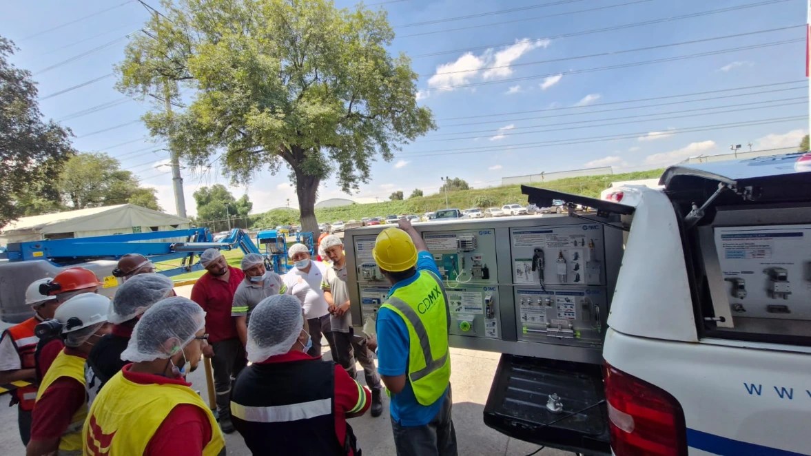 Showroom móvil DEMOVAN con tecnología neumática industrial de SMC y Pepperl+Fuchs
