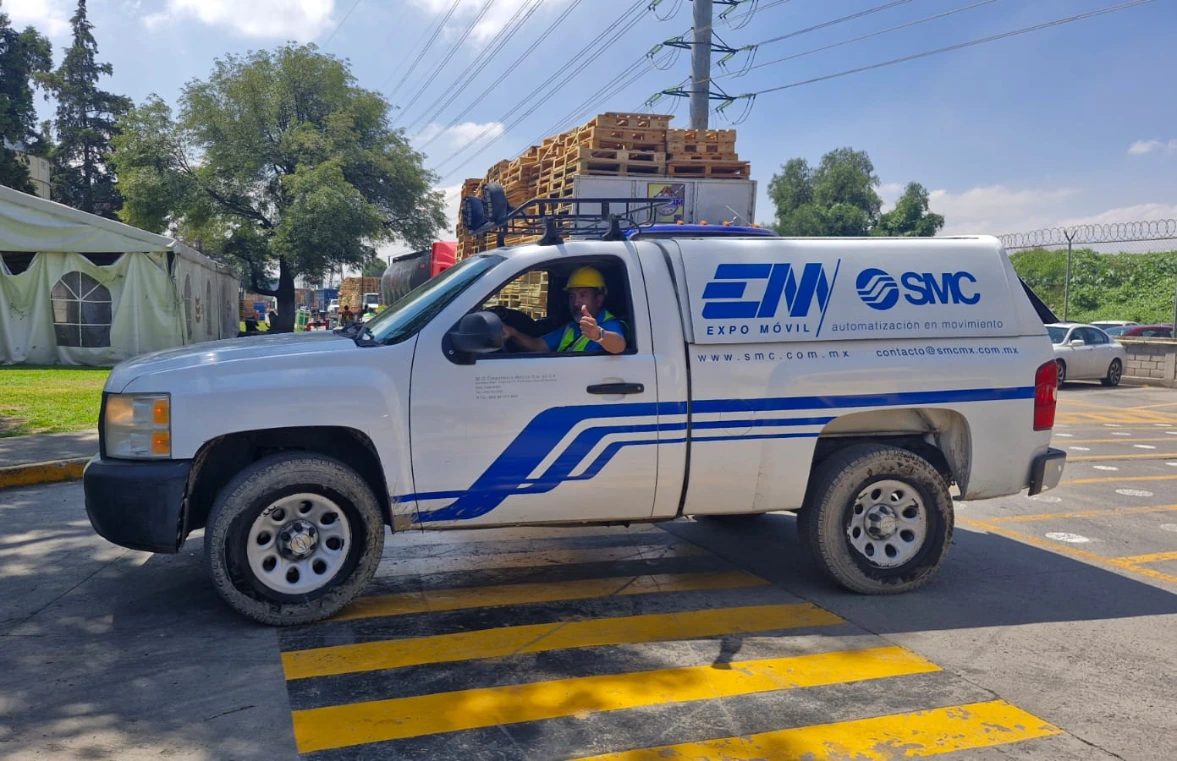 Showroom móvil DEMOVAN con tecnología neumática industrial de SMC y Pepperl+Fuchs