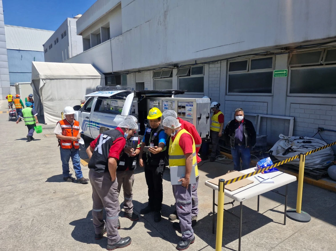 Showroom móvil DEMOVAN con tecnología neumática industrial de SMC y Pepperl+Fuchs